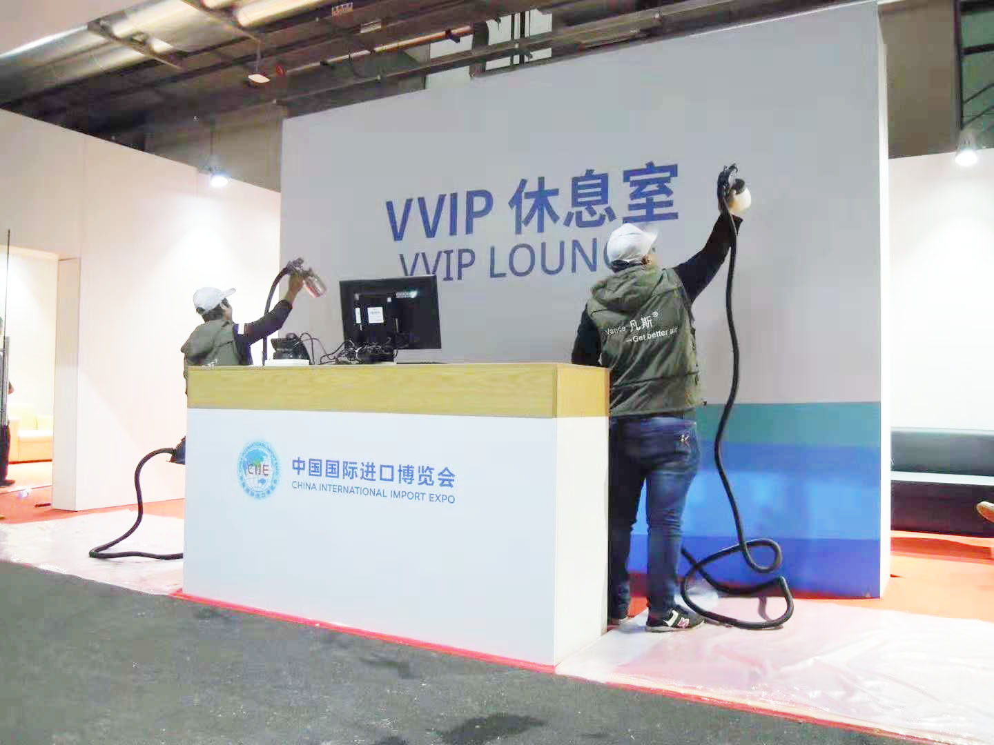 凡斯高品質(zhì)服務(wù)，積極參與，祝首屆中國國際進(jìn)口博覽會(huì)開幕！