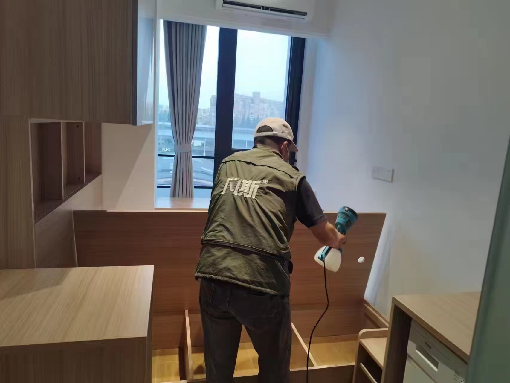 隔壁鄰居刷完墻面后味道很刺鼻，油漆涂料里含有甲醛嘛？