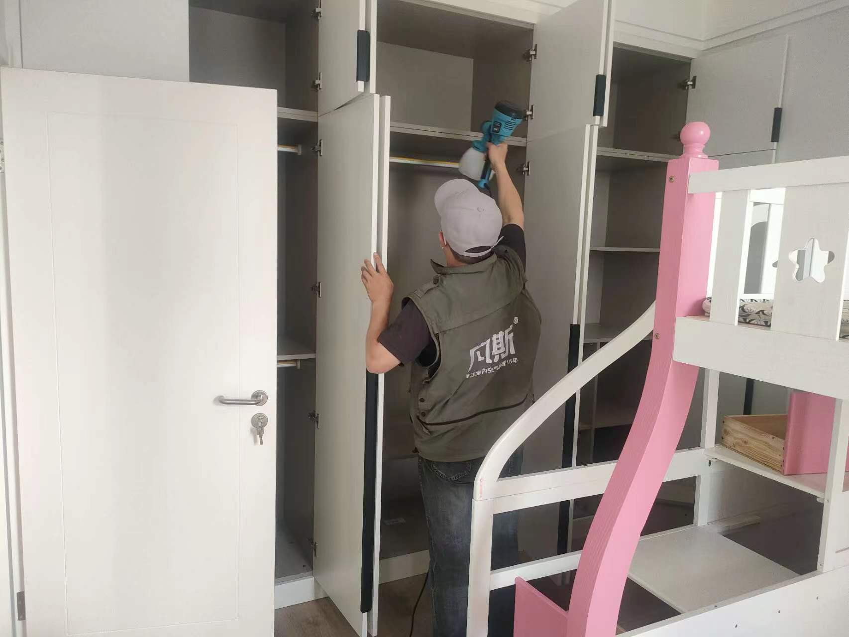 新買的衣柜味道很大，是不是甲醛超標(biāo)了